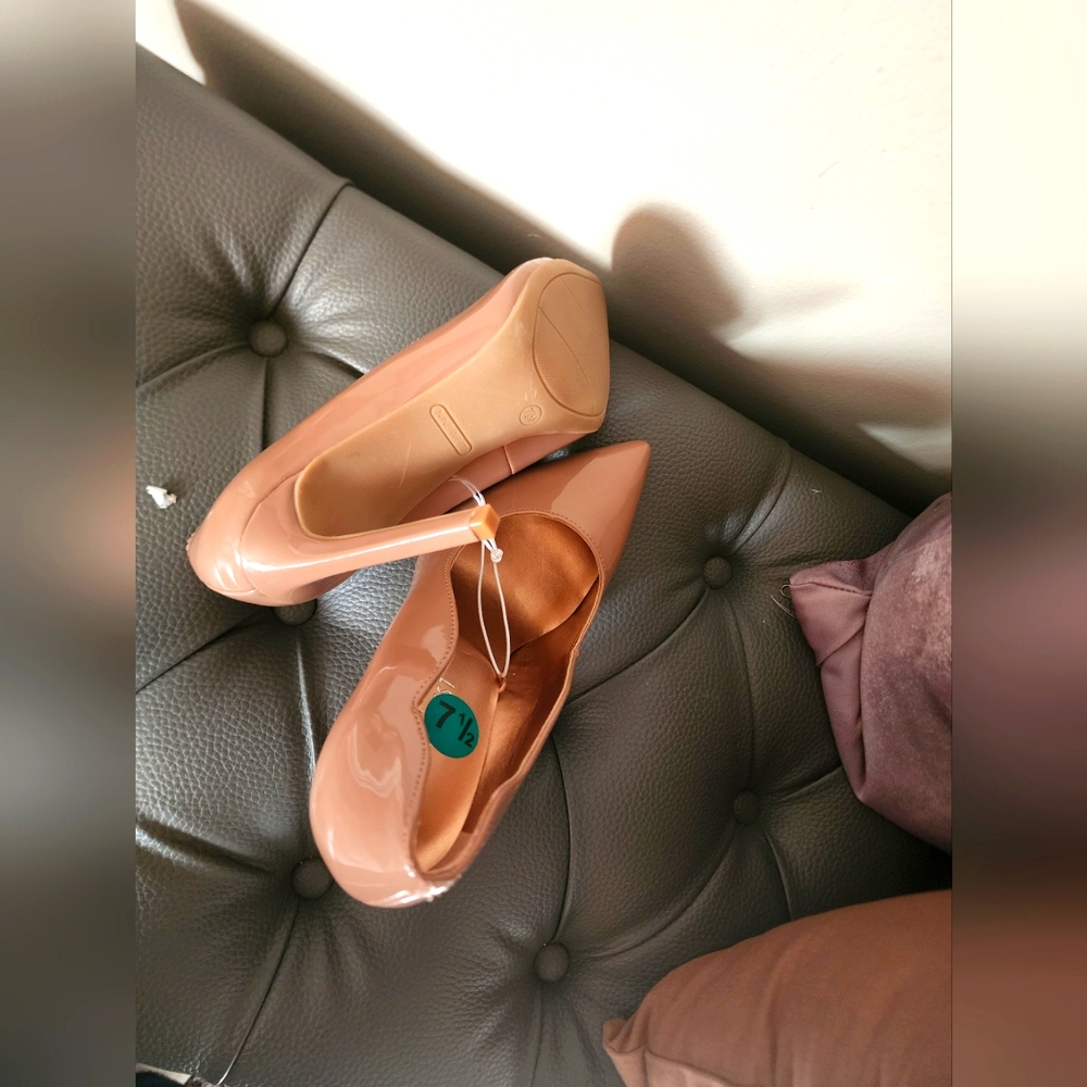 Perfect nude/tan heels